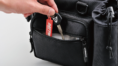 カギやカードの収納に便利な小物用ポケットを左右に装備。